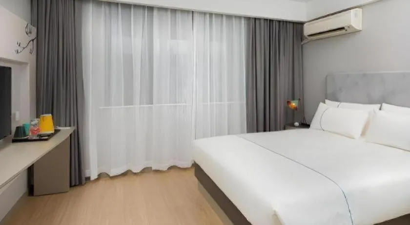 Bed in Magnotel Hotel Shanghai Jinjiang Park Branch