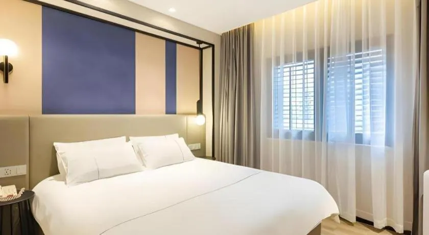 Bed in Magnotel Hotel Shanghai Jinjiang Park Branch
