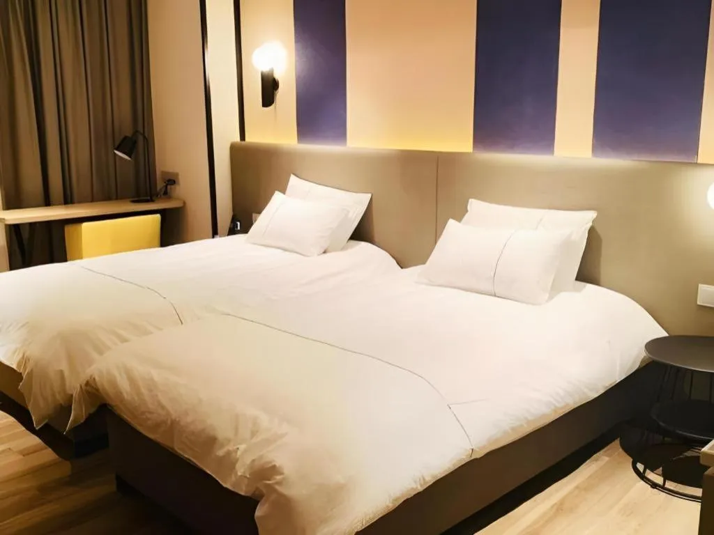Bed in Magnotel Hotel Shanghai Jinjiang Park Branch
