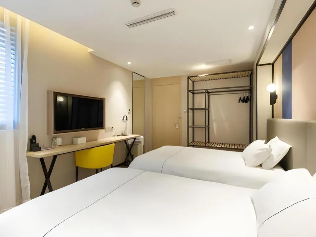 Bed in Magnotel Hotel Shanghai Jinjiang Park Branch
