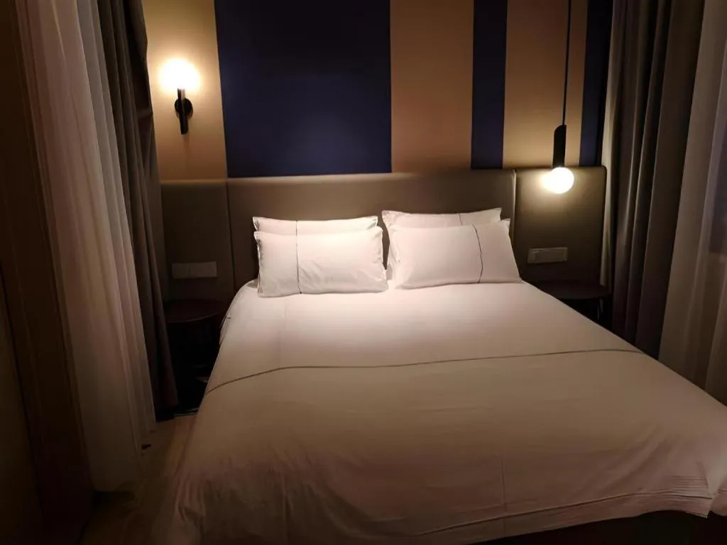 Bed in Magnotel Hotel Shanghai Jinjiang Park Branch