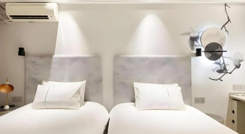 Bed in Magnotel Hotel Shanghai Jinjiang Park Branch