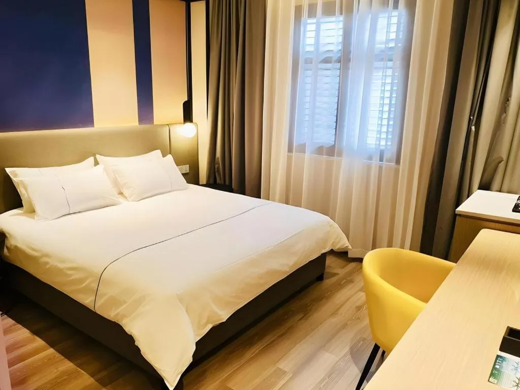 Bed in Magnotel Hotel Shanghai Jinjiang Park Branch