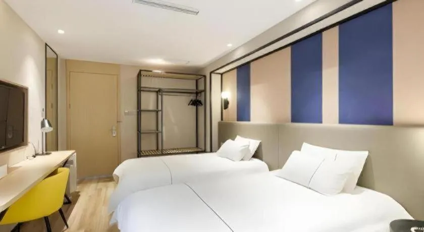 Bed in Magnotel Hotel Shanghai Jinjiang Park Branch
