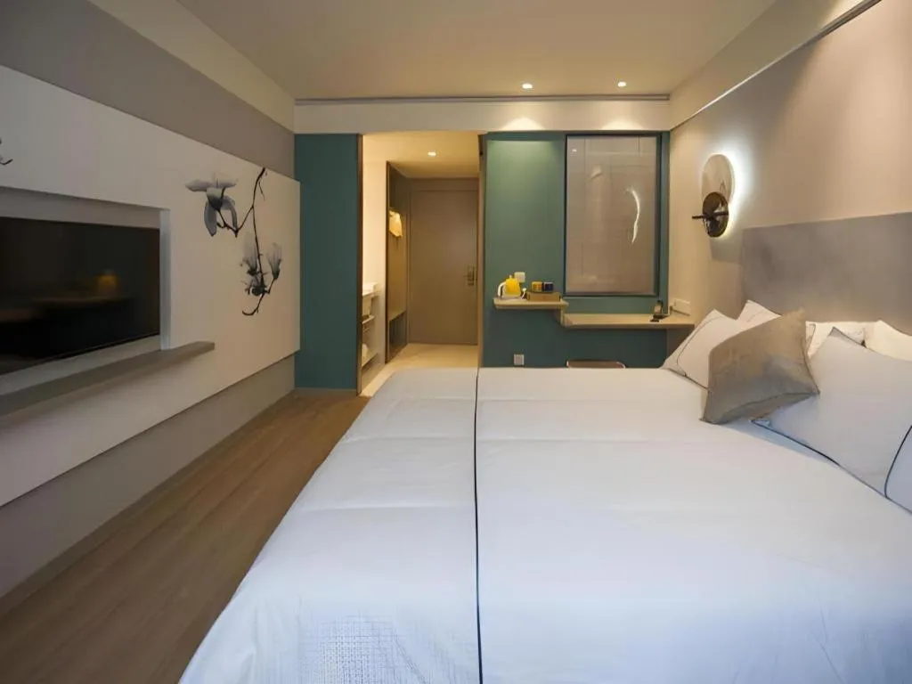 Bed in Magnotel Hotel Shanghai Jinjiang Park Branch