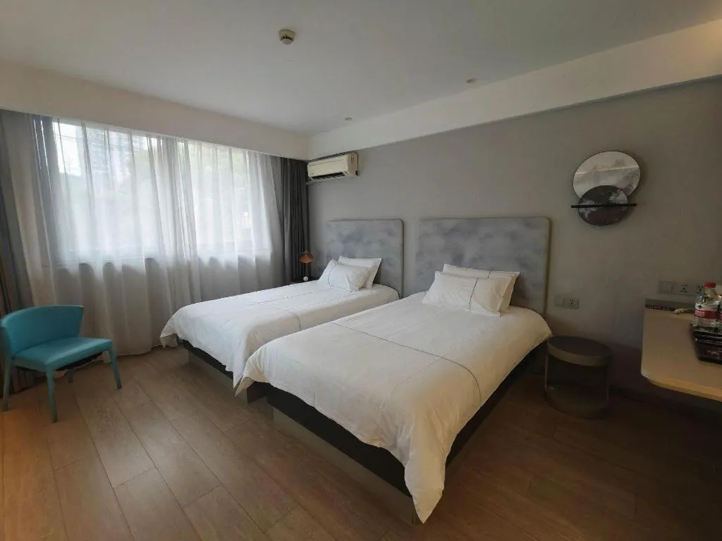 Bed in Magnotel Hotel Shanghai Jinjiang Park Branch