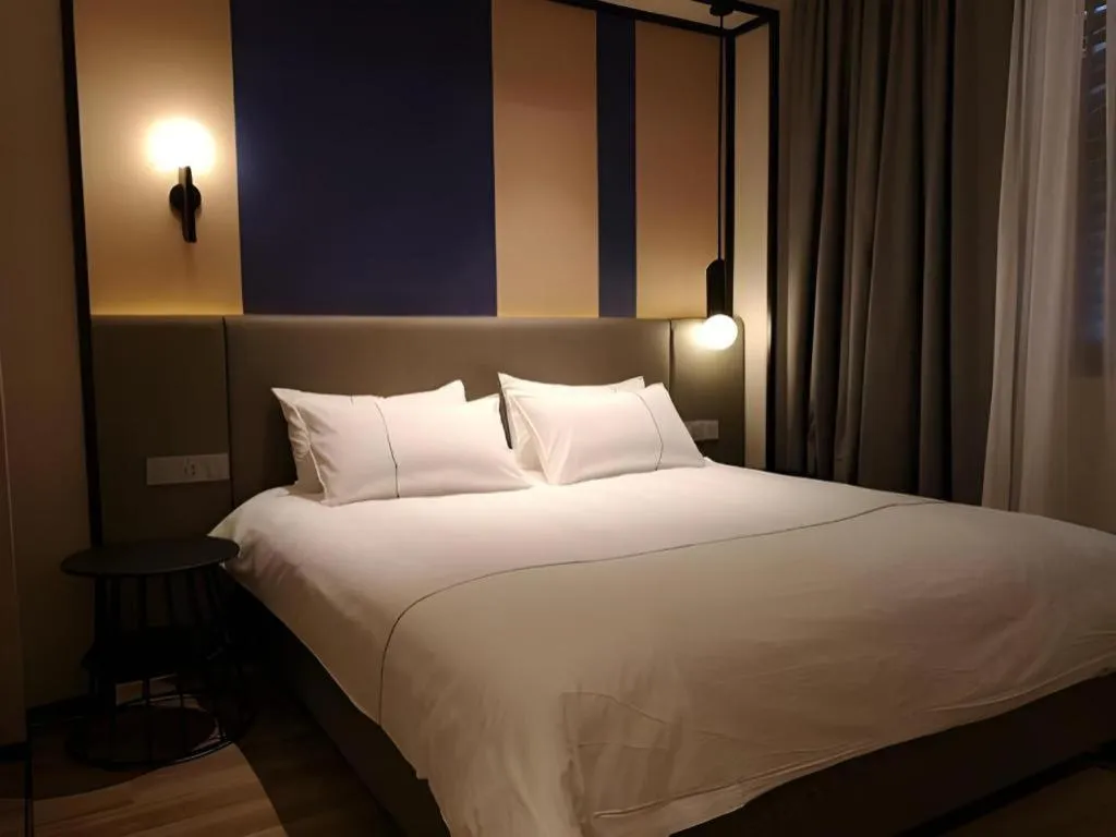 Bed in Magnotel Hotel Shanghai Jinjiang Park Branch