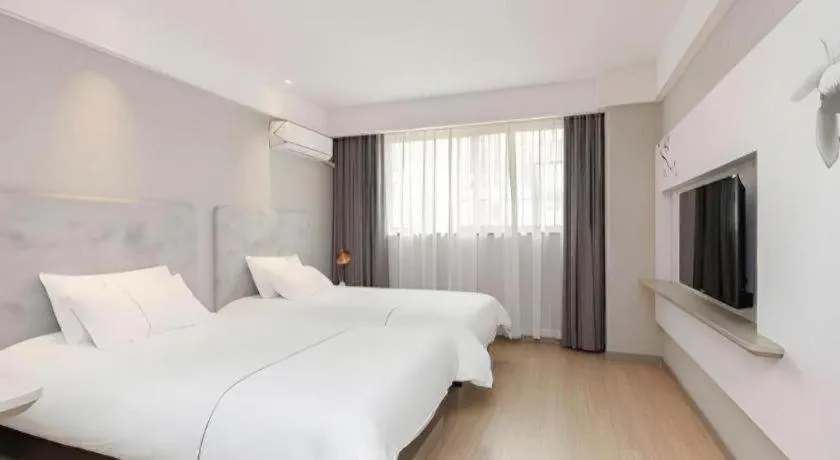 Bed in Magnotel Hotel Shanghai Jinjiang Park Branch