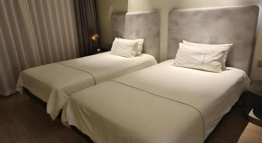 Bed in Magnotel Hotel Shanghai Jinjiang Park Branch