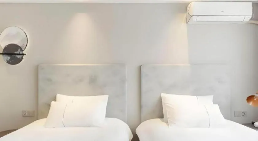 Bed in Magnotel Hotel Shanghai Jinjiang Park Branch