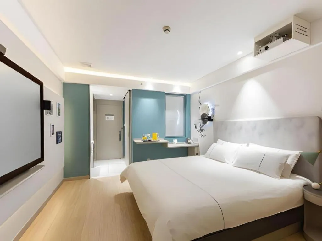 Bed in Magnotel Hotel Shanghai Jinjiang Park Branch