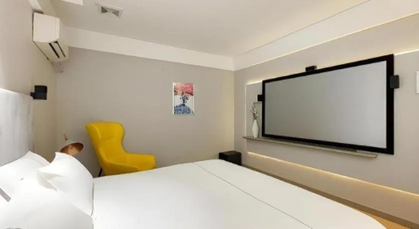 Bed in Magnotel Hotel Shanghai Jinjiang Park Branch