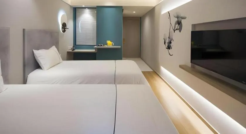 Bed in Magnotel Hotel Shanghai Jinjiang Park Branch