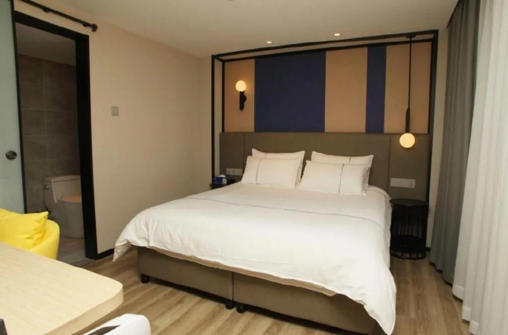 Bed in Magnotel Hotel Shanghai Jinjiang Park Branch