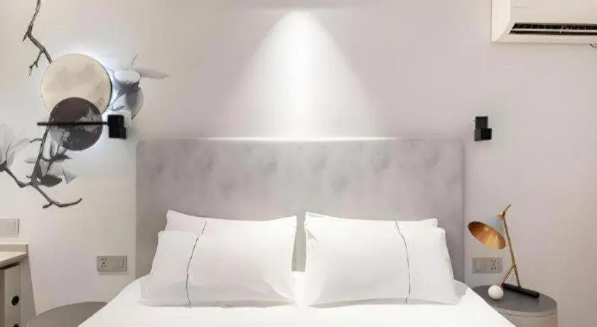 Bed in Magnotel Hotel Shanghai Jinjiang Park Branch