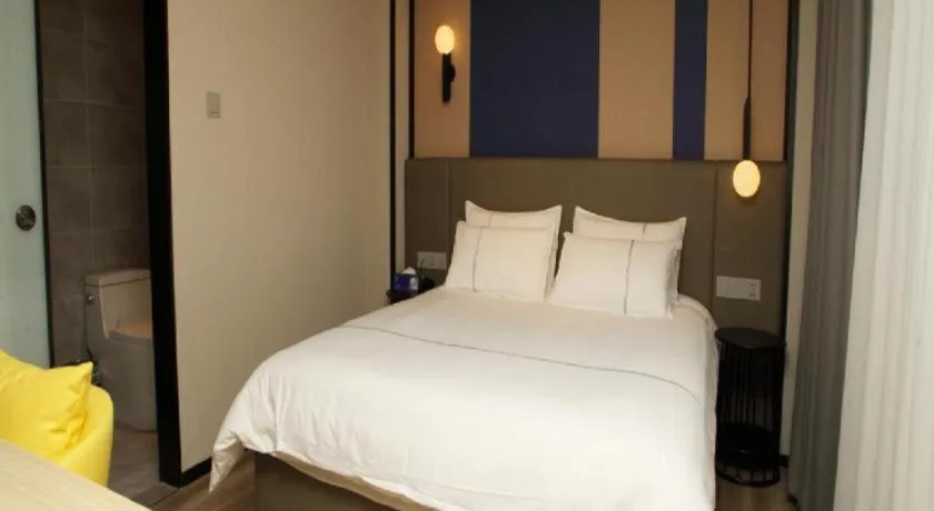 Bed in Magnotel Hotel Shanghai Jinjiang Park Branch