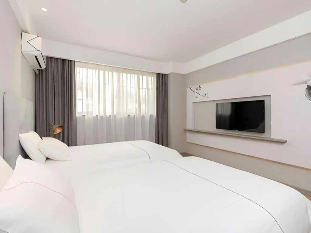 Bed in Magnotel Hotel Shanghai Jinjiang Park Branch
