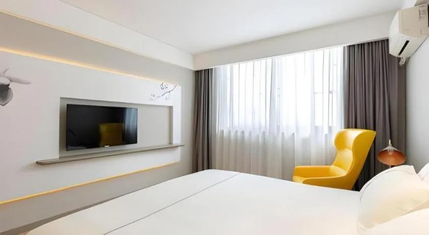 Bed in Magnotel Hotel Shanghai Jinjiang Park Branch