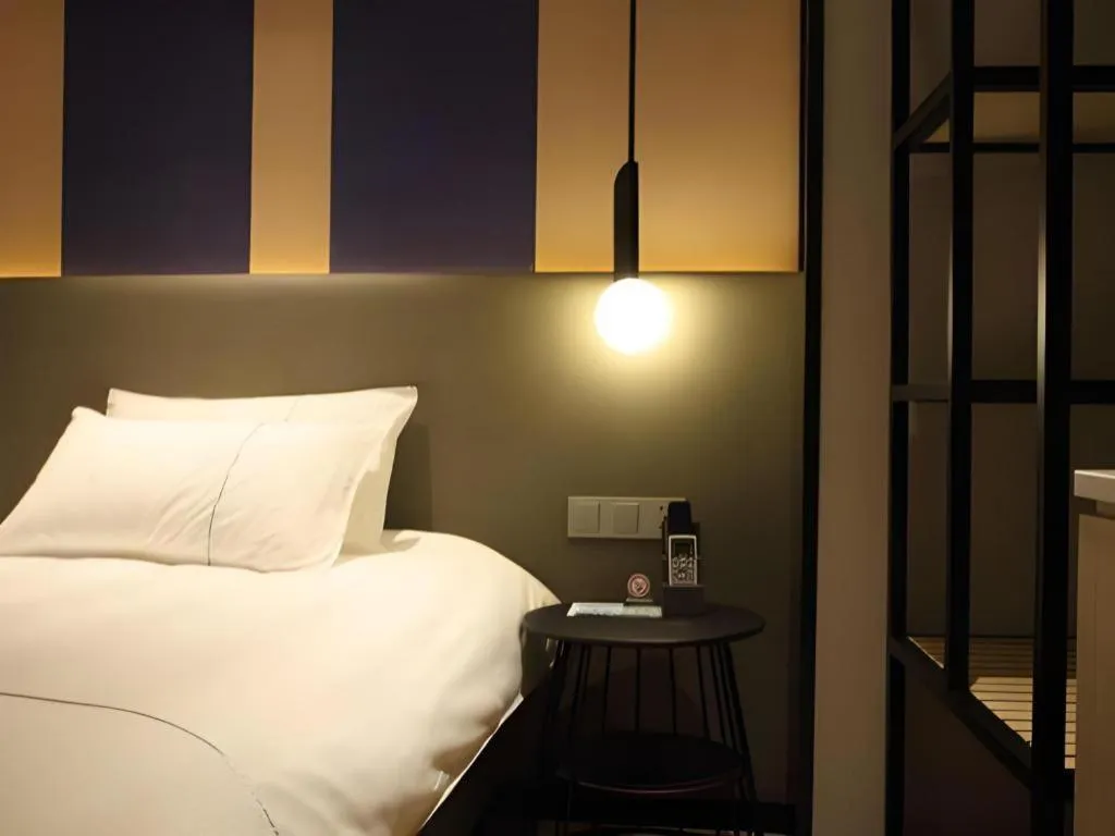 Bed in Magnotel Hotel Shanghai Jinjiang Park Branch