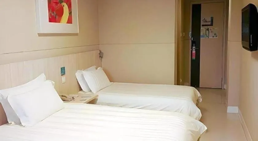 Bed in Jinjiang Inn Shanghai Tongji University