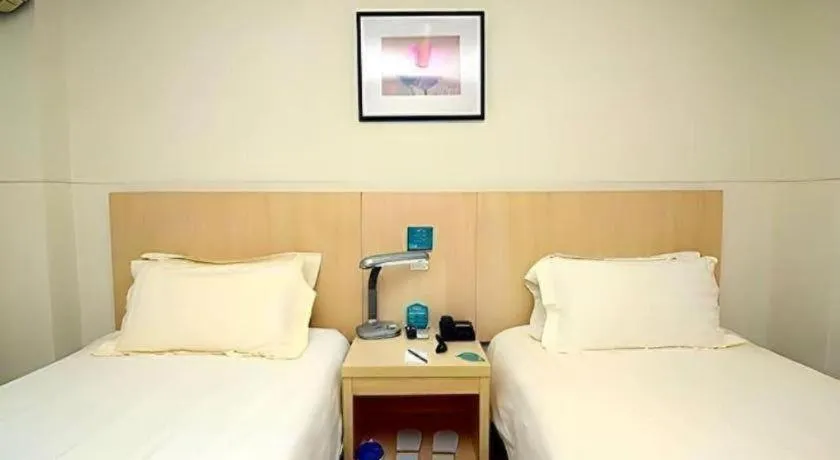 Bed in Jinjiang Inn Shanghai Tongji University