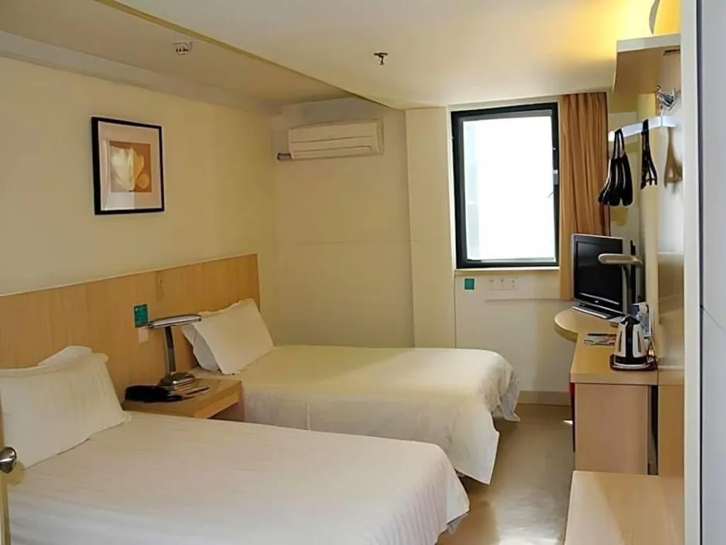 Bed in Jinjiang Inn Shanghai Tongji University