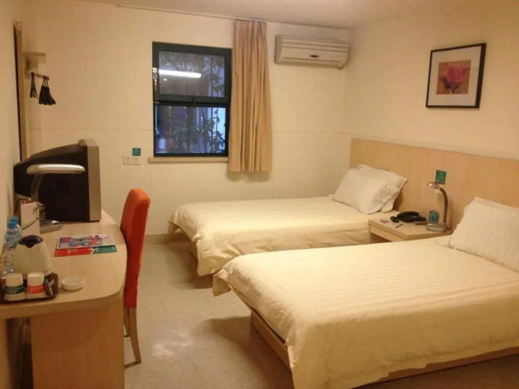 Bed in Jinjiang Inn Shanghai Tongji University