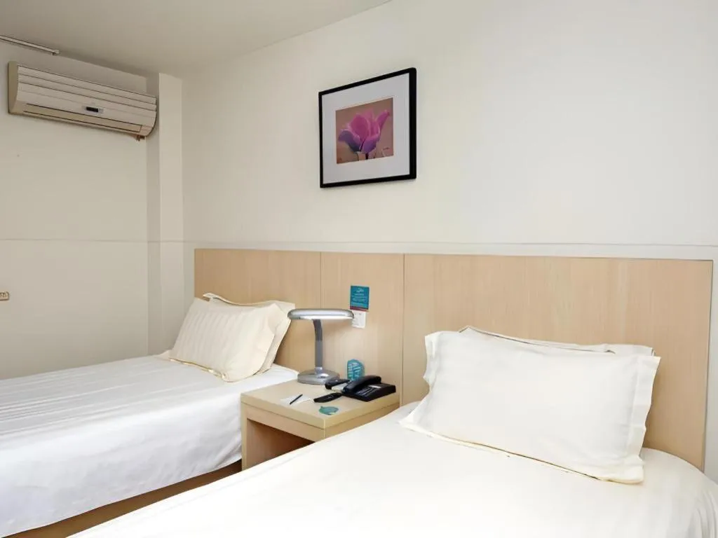 Bed in Jinjiang Inn Shanghai Tongji University
