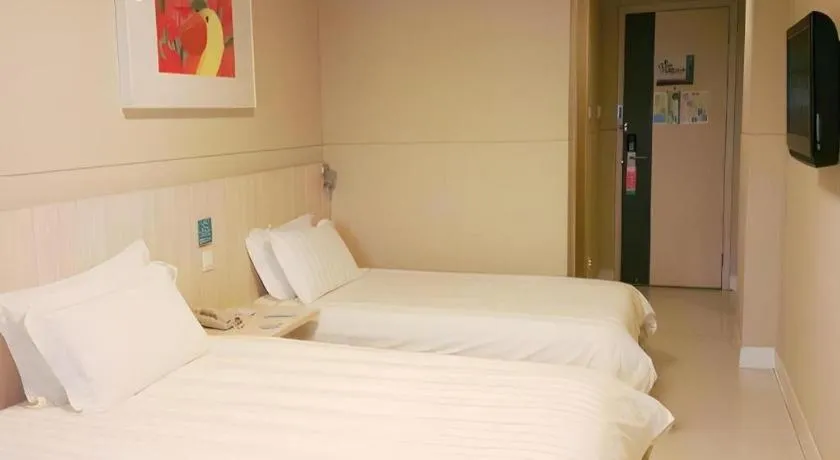 Bed in Jinjiang Inn Shanghai Tongji University