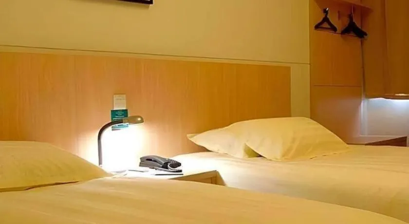 Bed in Jinjiang Inn Shanghai Tongji University