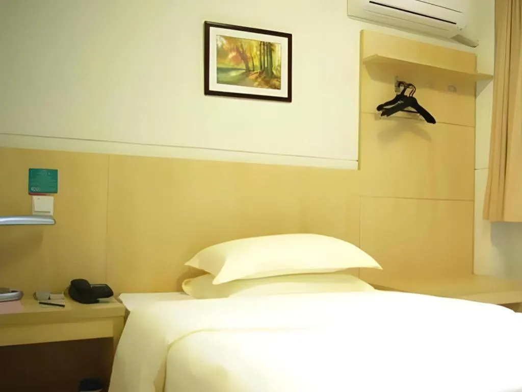 Bed in Jinjiang Inn Shanghai Tongji University