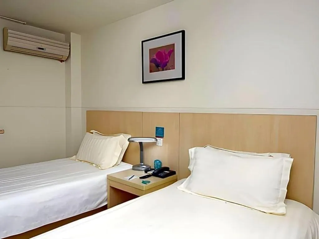 Bed in Jinjiang Inn Shanghai Tongji University
