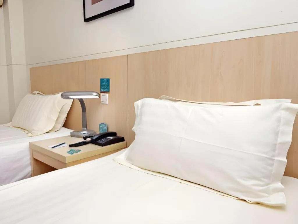 Bed in Jinjiang Inn Shanghai Tongji University