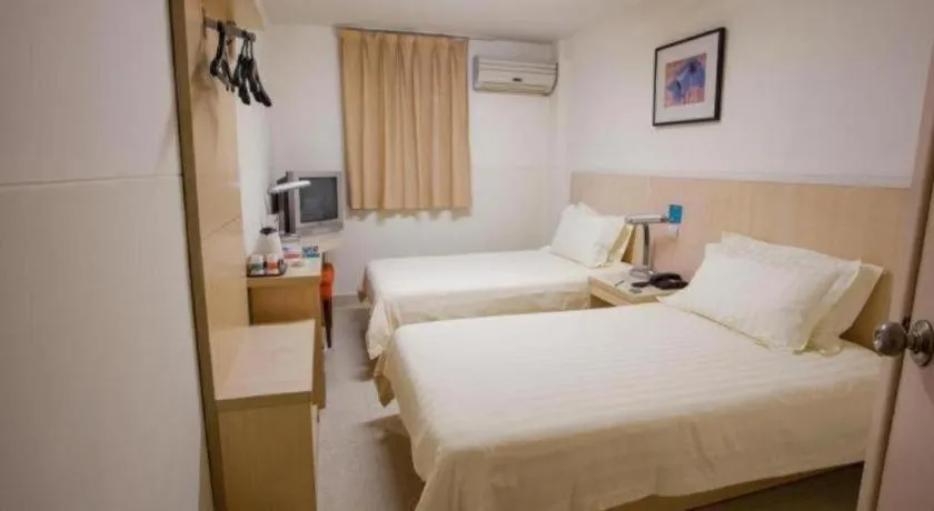 Bed in Jinjiang Inn Shanghai Tongji University