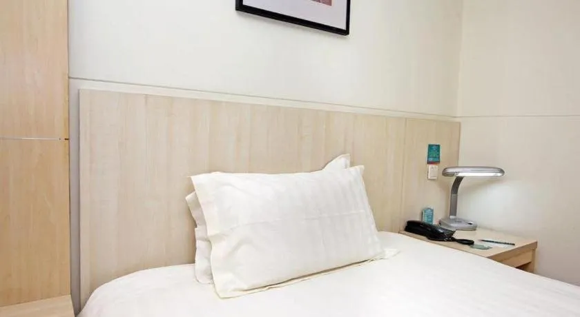 Bed in Jinjiang Inn Shanghai Tongji University