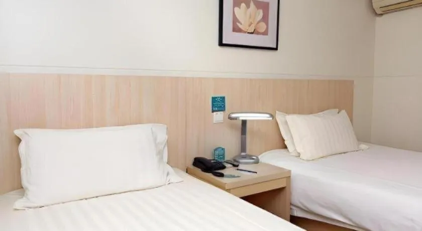 Bed in Jinjiang Inn Shanghai Tongji University
