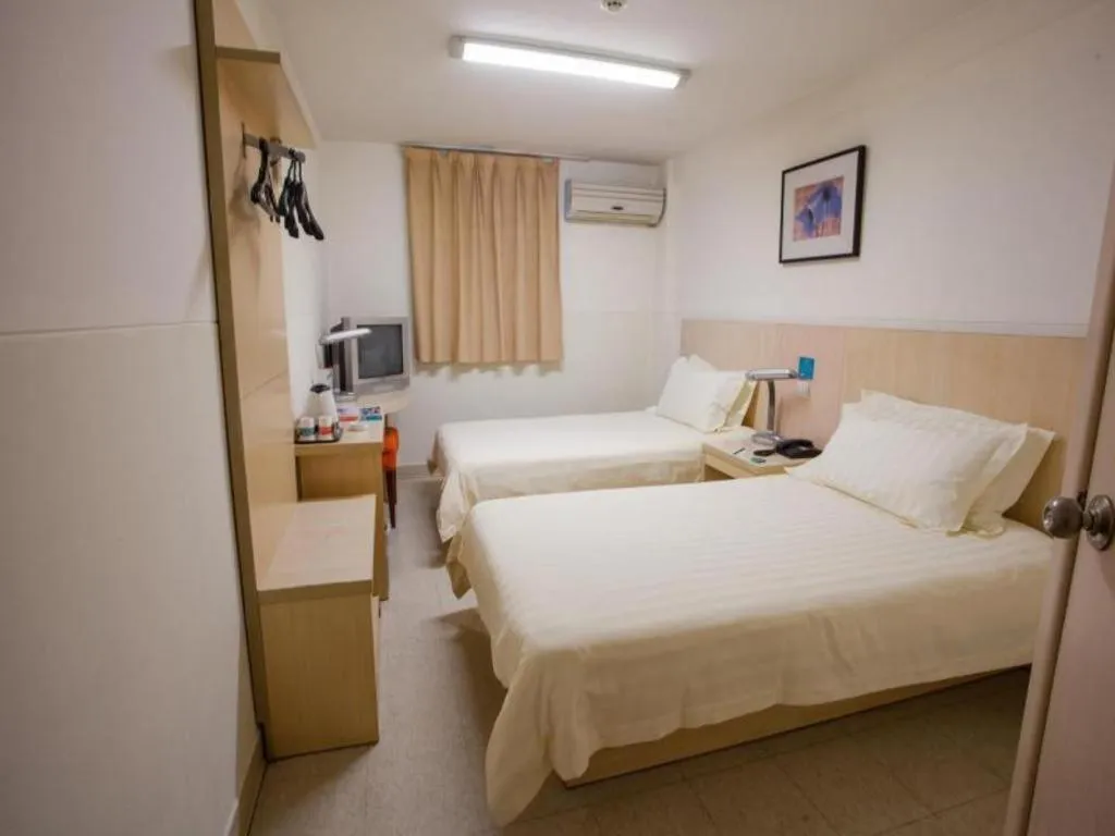 Bed in Jinjiang Inn Shanghai Tongji University