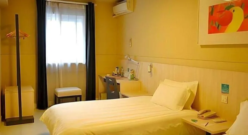 Bed in Jinjiang Inn Shanghai Tongji University