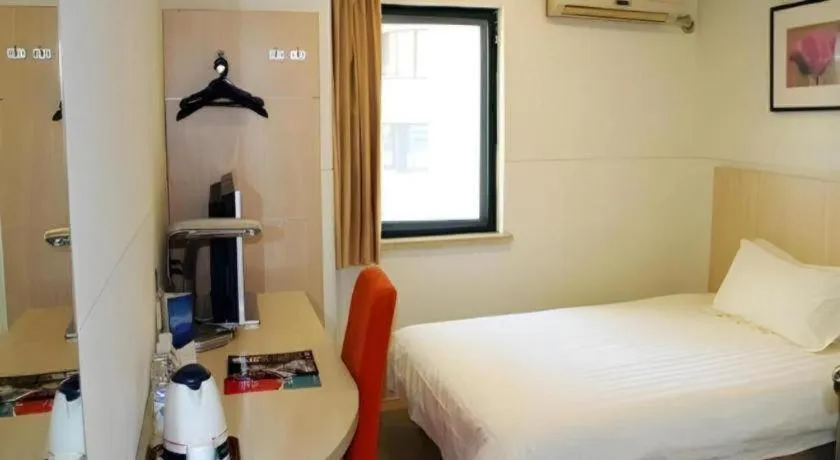 Bed in Jinjiang Inn Shanghai Tongji University