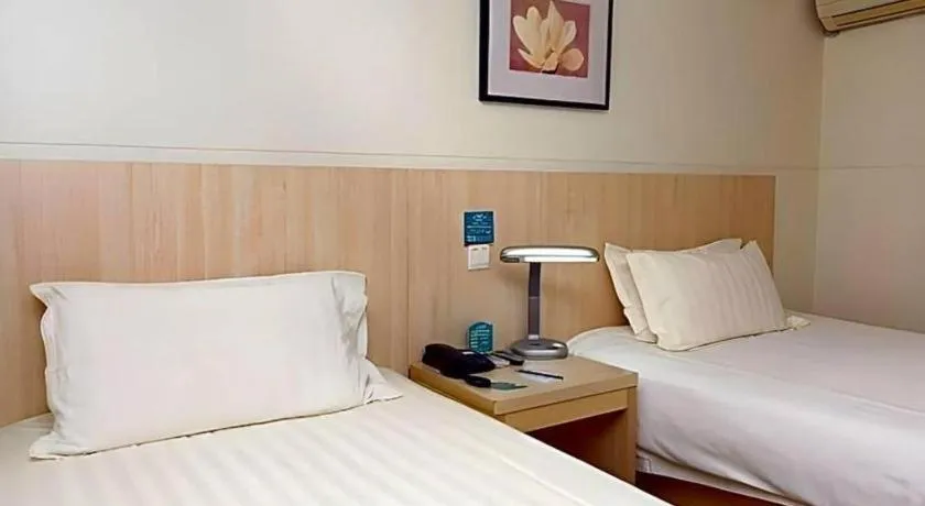 Bed in Jinjiang Inn Shanghai Tongji University