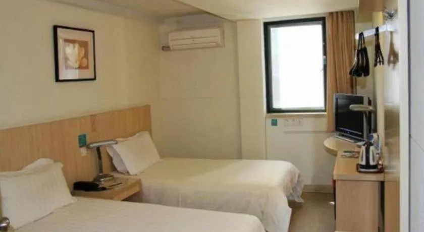 Bed in Jinjiang Inn Shanghai Tongji University