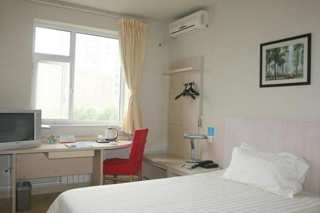 Bed in Jinjiang Inn Shanghai Tongji University