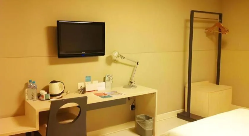 Bed in Jinjiang Inn Shanghai Tongji University