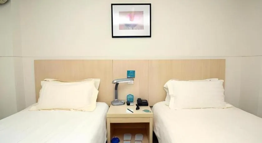 Bed in Jinjiang Inn Shanghai Tongji University