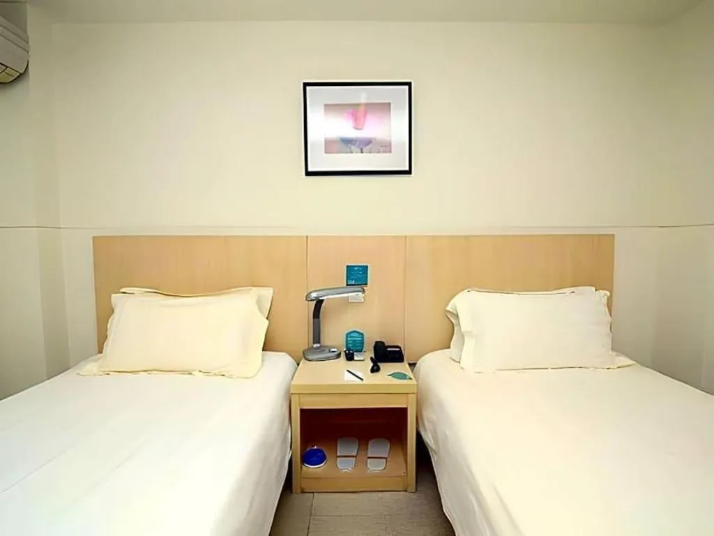 Bed in Jinjiang Inn Shanghai Tongji University