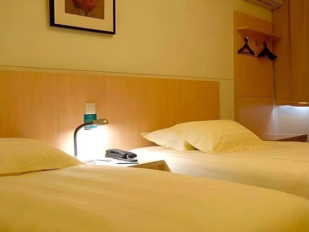 Bed in Jinjiang Inn Shanghai Tongji University