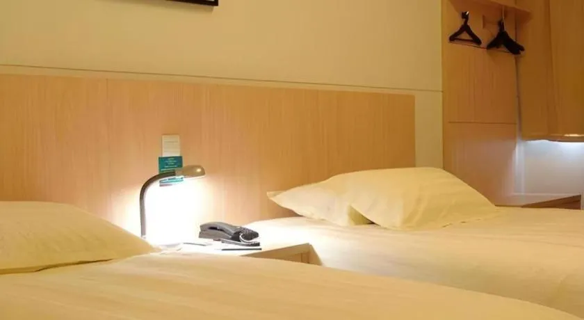 Bed in Jinjiang Inn Shanghai Tongji University