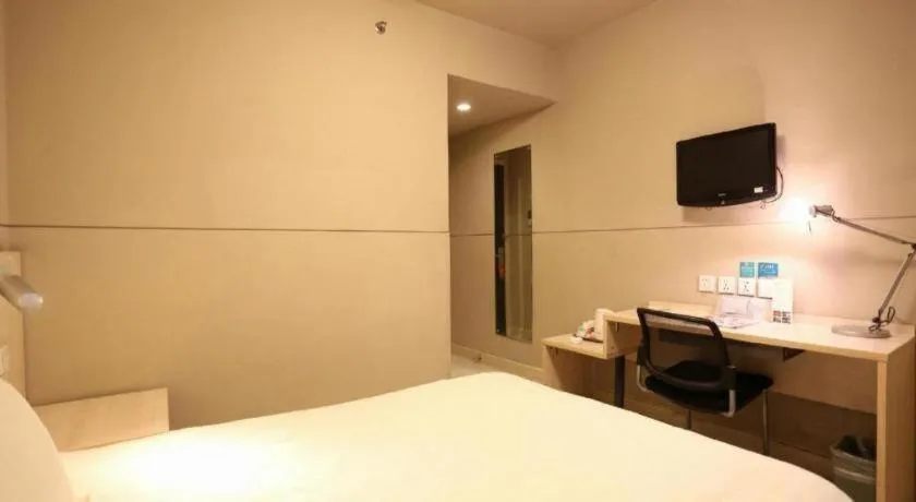 Bed in Jinjiang Inn Yueyang Railway Station