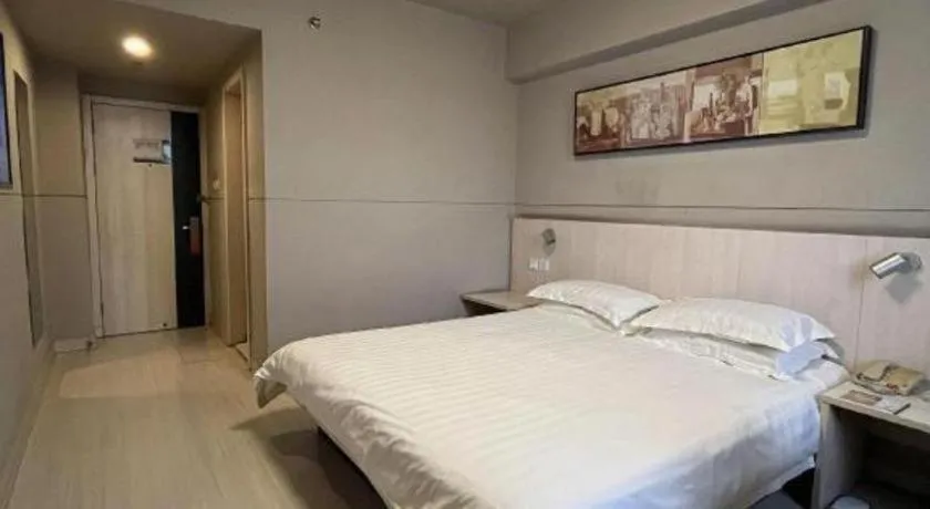 Bed in Jinjiang Inn Yueyang Railway Station