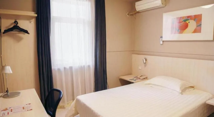 Bed in Jinjiang Inn Yueyang Railway Station